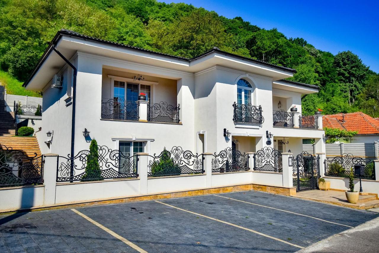 Sarada Boutique Luxury Apartment Deva Exterior photo